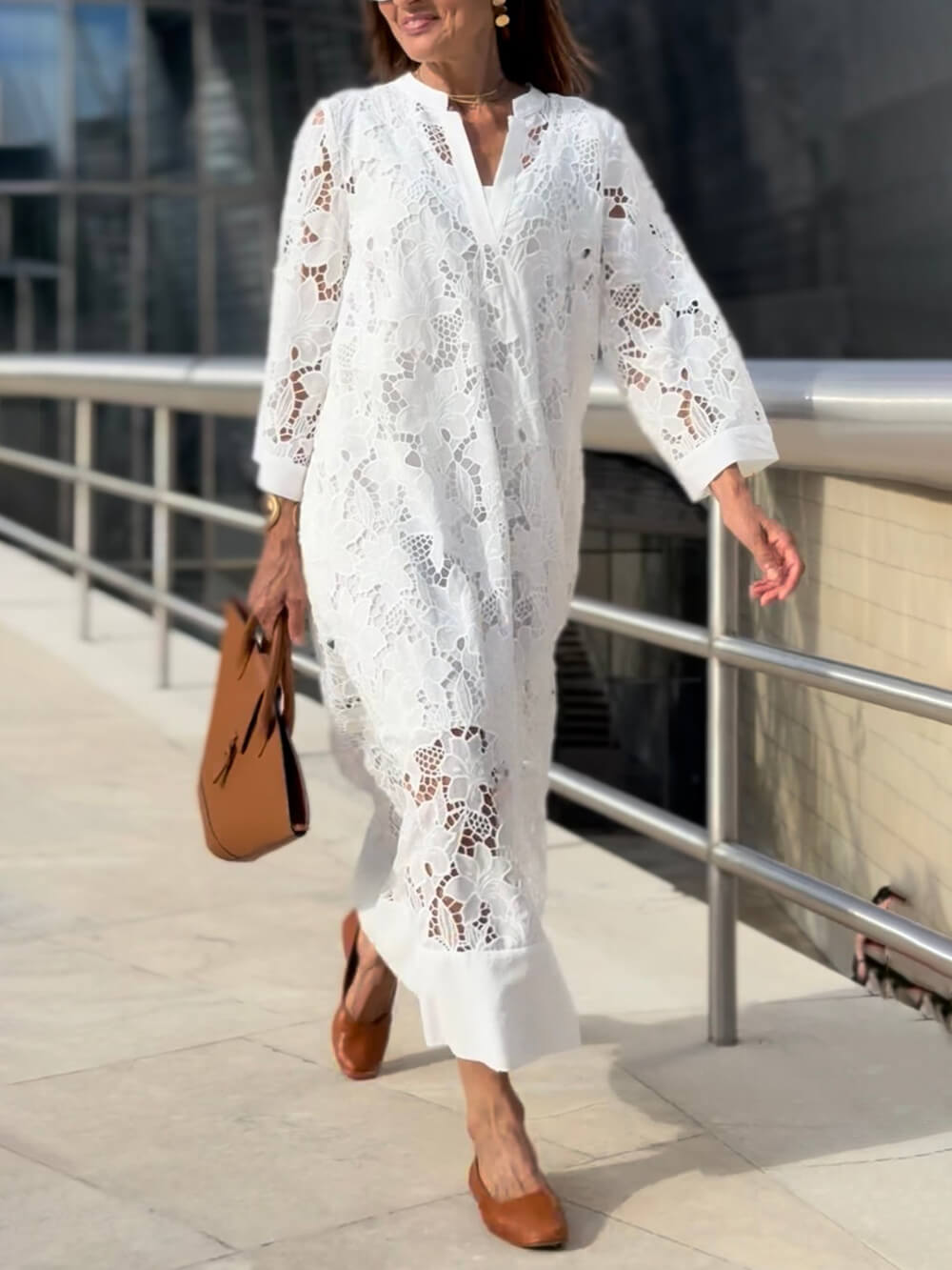 Rochie Midi Relaxată cu Mâneci Cloș și Decupaj în V din Dantelă Florală