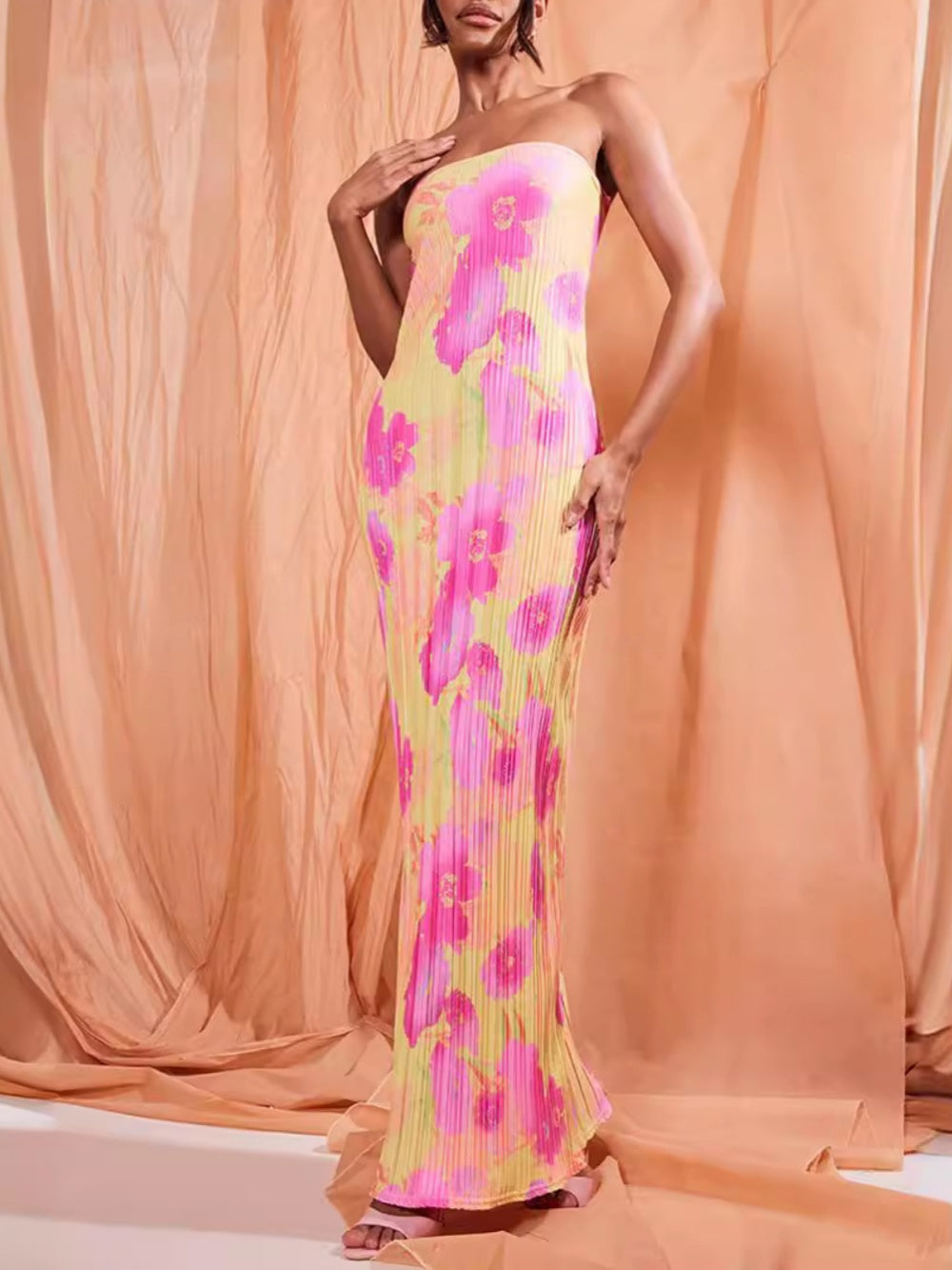 Rochie Maxi Tub cu Imprimare Florală Abstractă, cu Spate Deschis și Fără Bretele
