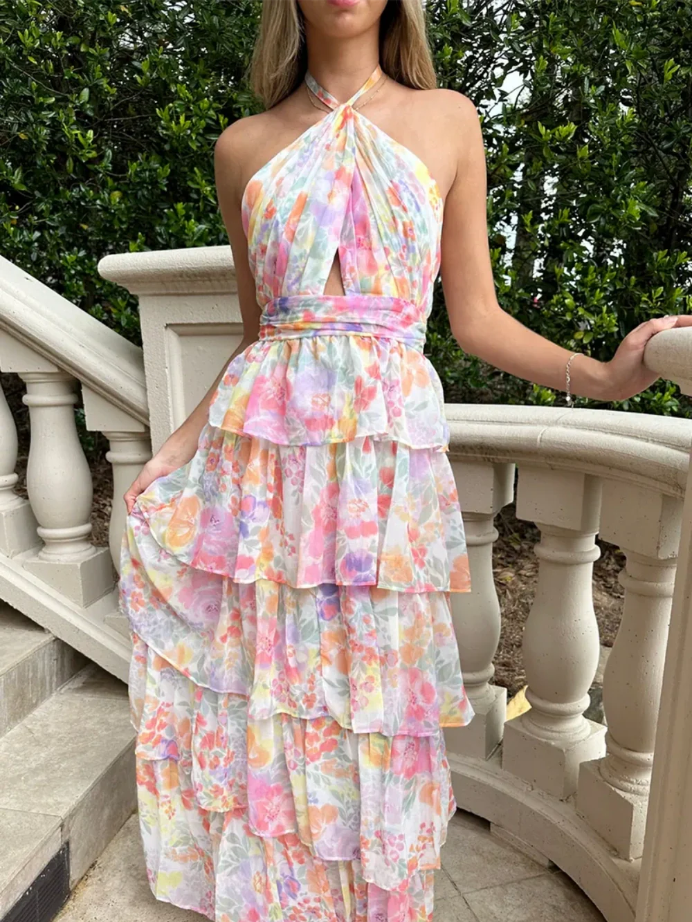 Rochii maxi cu imprimeu floral și volane pentru vacanță