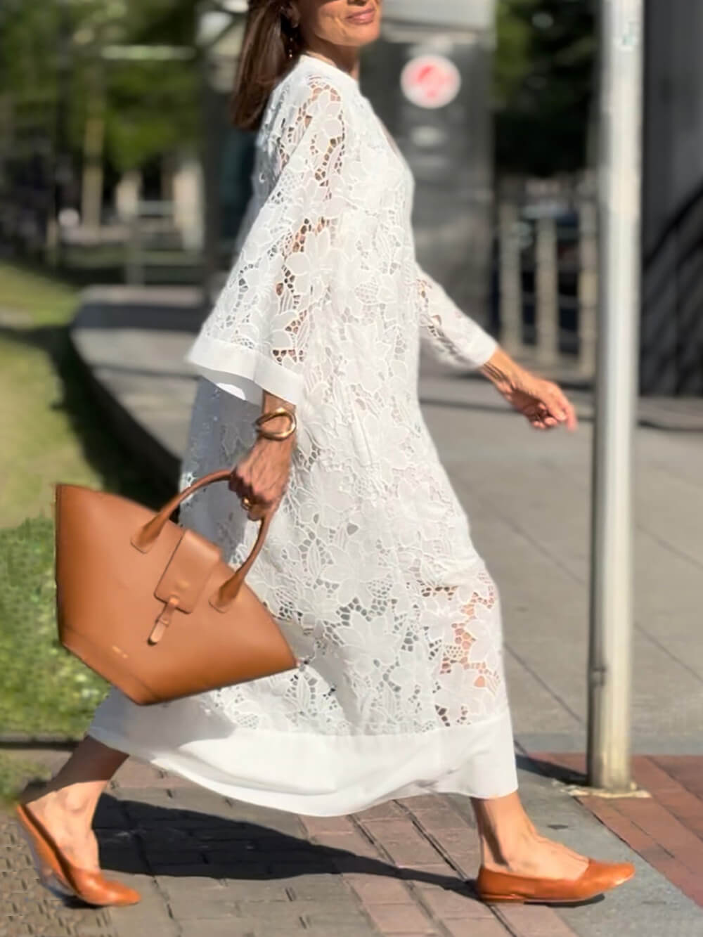 Rochie Midi Relaxată cu Mâneci Cloș și Decupaj în V din Dantelă Florală