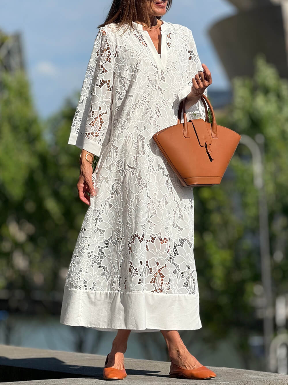 Rochie Midi Relaxată cu Mâneci Cloș și Decupaj în V din Dantelă Florală