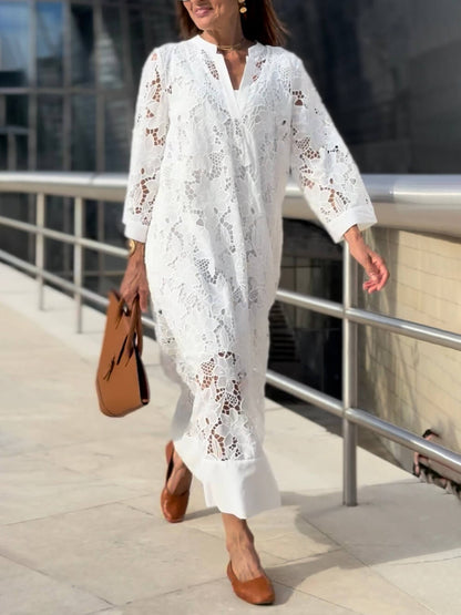 Rochie Midi Relaxată cu Mâneci Cloș și Decupaj în V din Dantelă Florală