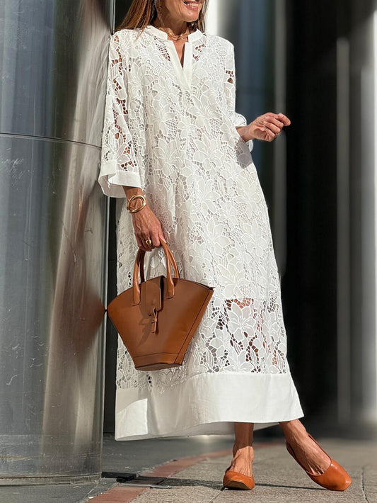 Rochie Midi Relaxată cu Mâneci Cloș și Decupaj în V din Dantelă Florală
