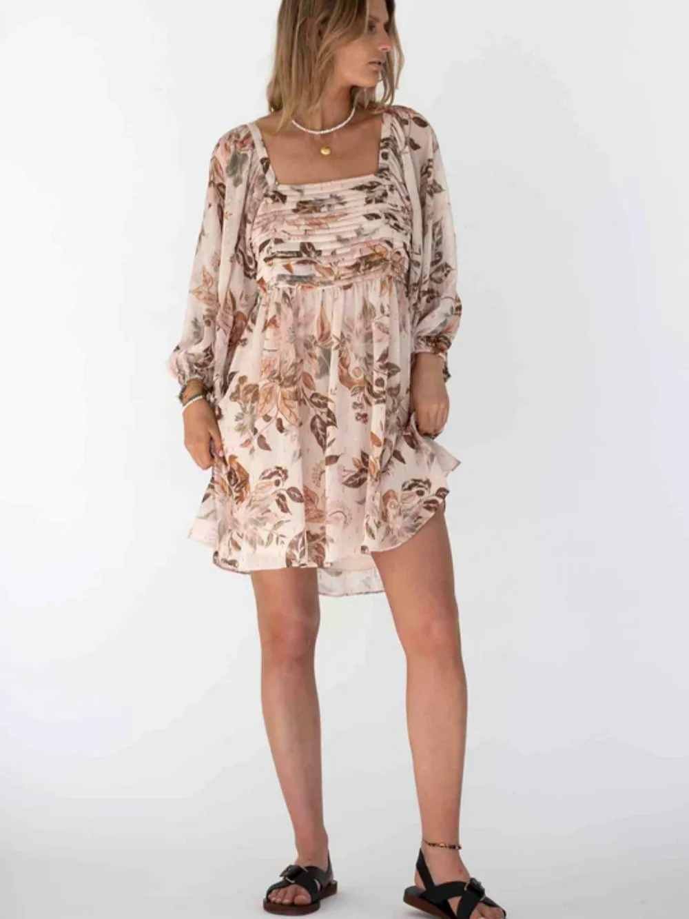 Rochie Mini cu Guler Pătrat și Mâneci