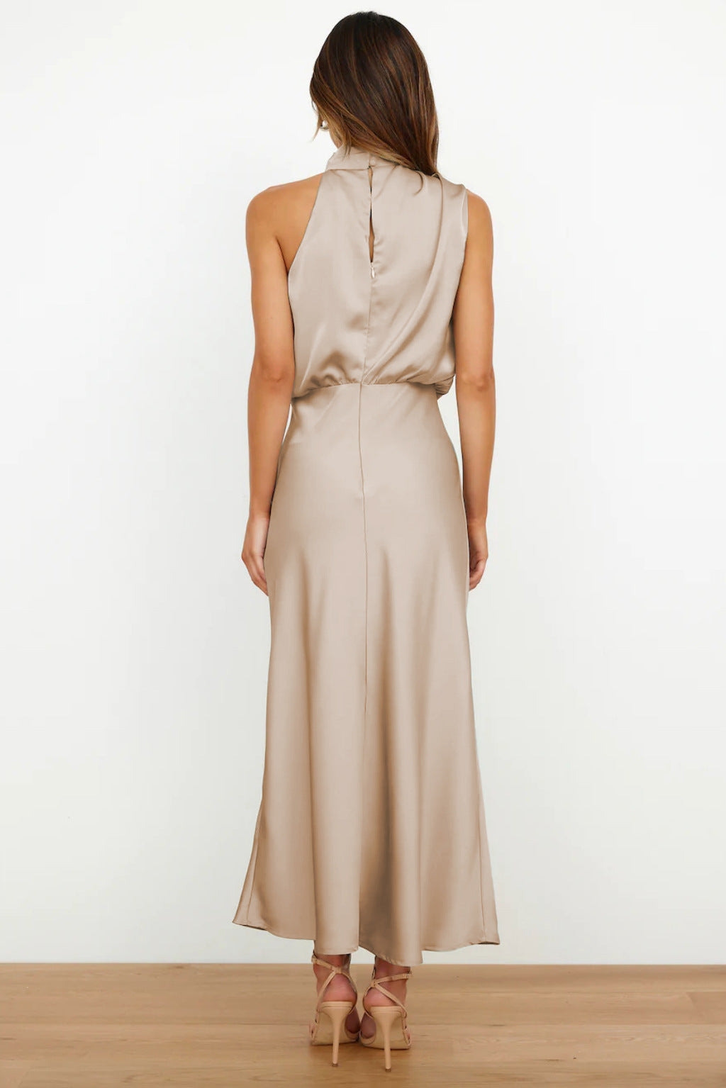 Carlina | Rochie lungă din satin cu guler halter