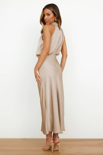 Carlina | Rochie lungă din satin cu guler halter