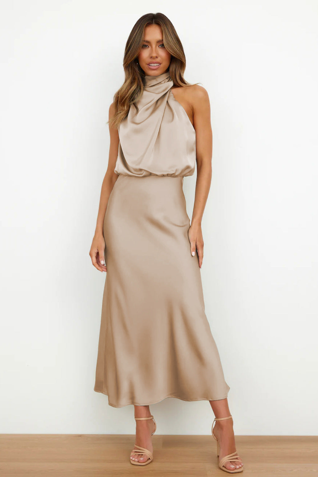 Carlina | Rochie lungă din satin cu guler halter
